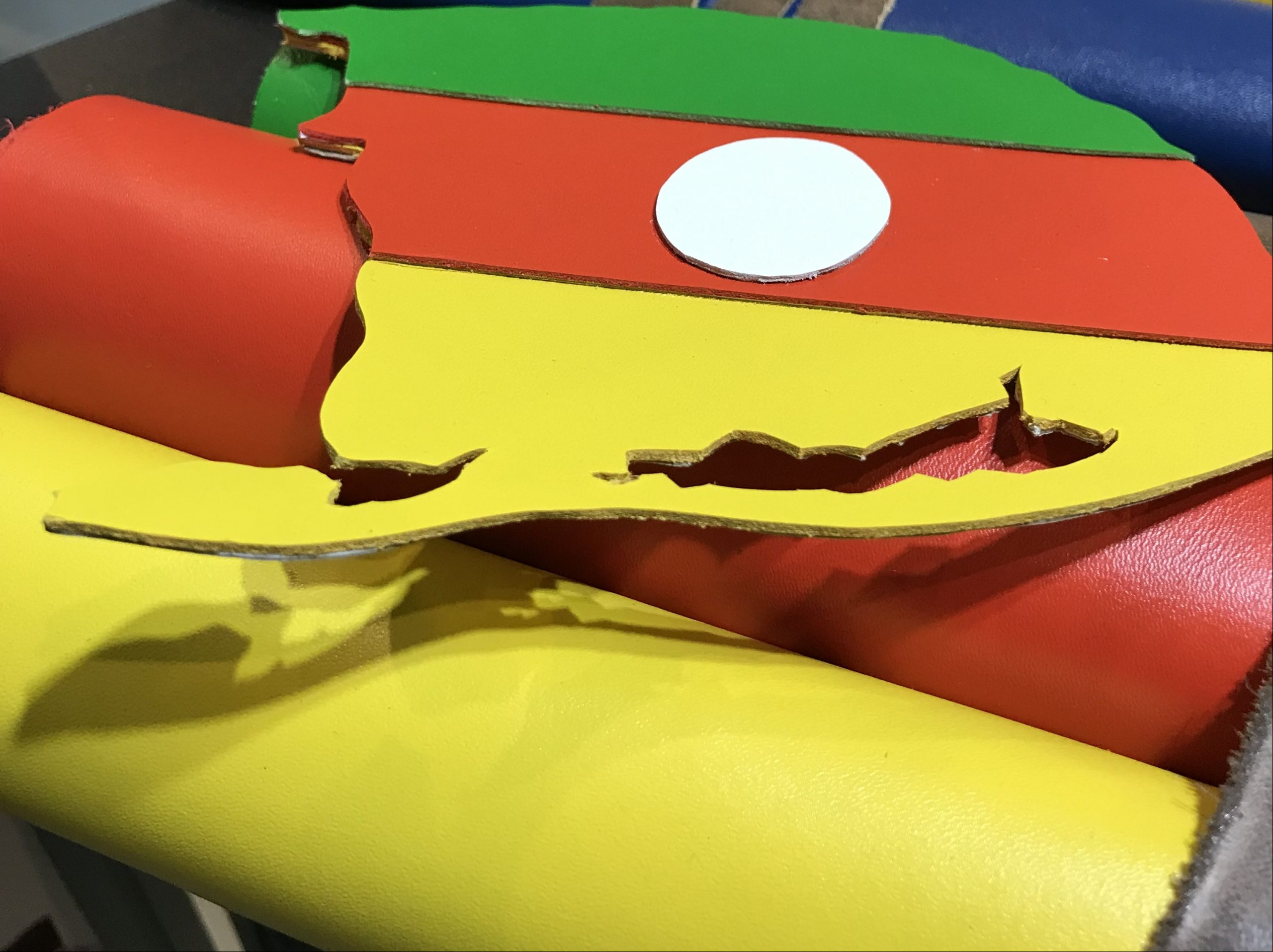 Coleção solidária da Fuga Couros traz as cores da bandeira do RS
