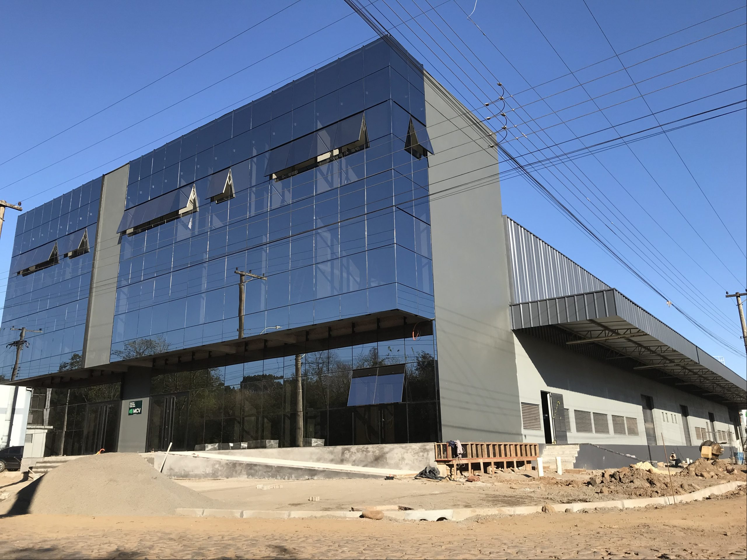 Fachada da nova sede da RR Componentes